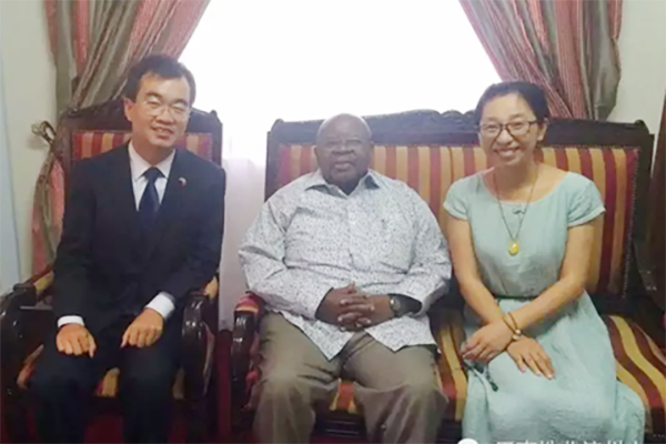 坦桑尼亚第三任总统姆卡帕接见宋涛夫妇
