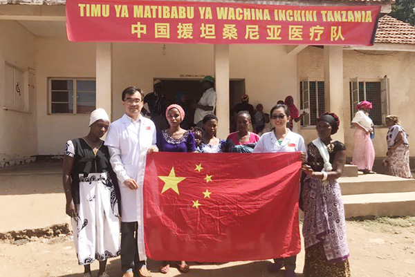 中国援坦桑尼亚医疗队在乞力马扎罗为当地村民义诊