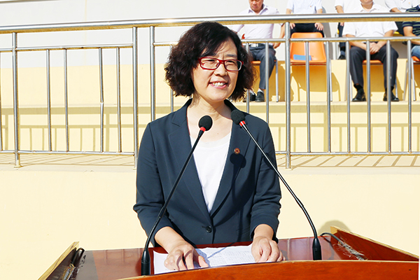 Representative of teachers , Prof. Lu Guohua delivered a speech