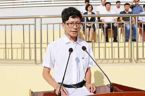 Representative of Undergraduate Freshmen ,Dong Xiaowen delivered a 
speech
